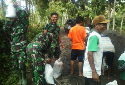 ANGGOTA KORAMIL KECAMATAN DLINGO MELAKSANAKAN GOTONG ROYONG BEDAH RUMAH