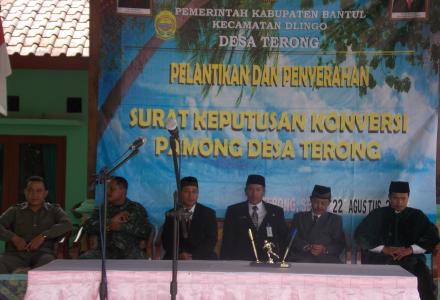 PELANTIKAN DAN PENYERAHAN SURAT KEPUTUSAN KONVERSI PAMONG DESA TERONG