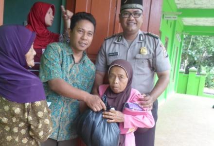 PENYERAHAN PAKET SEMBAKO DAN ALAT TULIS UNTUK LANSIA, ANAK YATIM/PIATU, DAN PENYANDANG DIVABEL