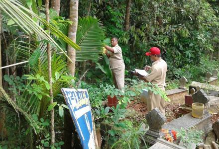 PENGUKURAN MAKAM DI 3 MAKAM DESA TERONG
