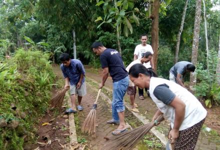 KERJA BAKTI MASSAL DI DESA TERONG