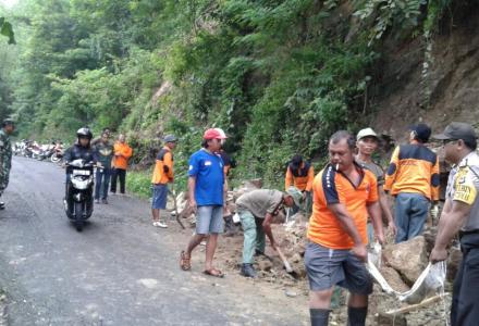 TANAH LONGSOR DI JALAN CINOMATI DESA TERONG