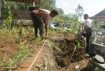 PROSES PEMBANGUNAN PAGAR MAKAM SENDANG SARI