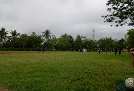 Pertandingan Sepakbola Antara Karang Taruna Desa Terong Melawan Mahasiswa UWMY