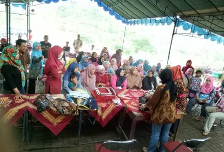 Pelatihan untuk Ibu-Ibu PKK dalam Rangka Bakti Sosial UWMY yang bekerja sama dengan POLDA DIY