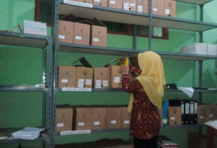 Petugas Arsip Desa Terong Mulai Melakukan Penataan Arsip 2017