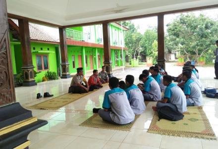 SMK N 1 DLINGO Mengadakan Pengamatan Motif Ukir di Pendopo Balai Desa Terong