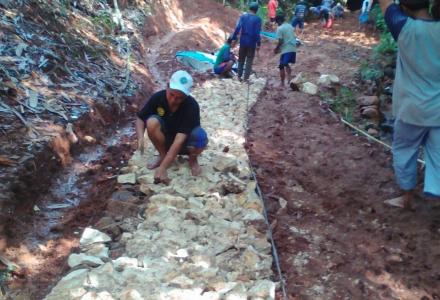 Penataan Batu di Jalan Perbatasan Pedukuhan Pancuran