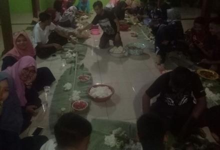 Makan Bersama dalam Rangka Perpisahan KKN UAD 65 di Pedukuhan Ngenep