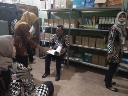 Pembinaan dan Pengawasan Tata Kelola Arsip Desa di Desa Terong