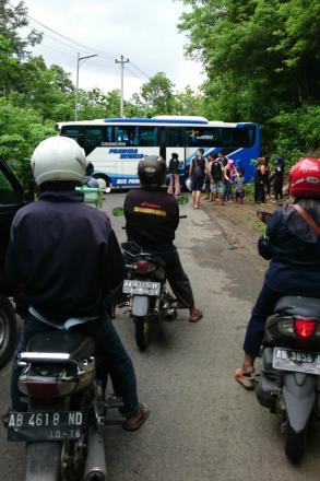 Bus Wisata Terjebak di Jalan Cinomati