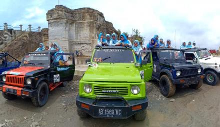 Kader Poskokesdes Desa Terong Wisata ke Tebing Breksi