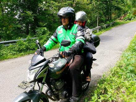 Bhabinkamtibmas Desa Terong Menolong Warga Yang Kecelakaan Di Jalur Cinomati