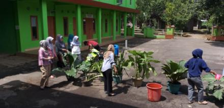 KKN UAD Membersihkan Lingkungan Balai Desa Dalam Rangka Lomba Kebersihan