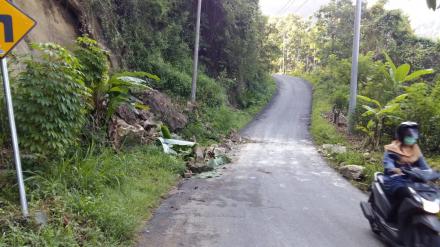 Tebing Cinomati Ambrol, Pengguna Jalan Harus Hati-hati