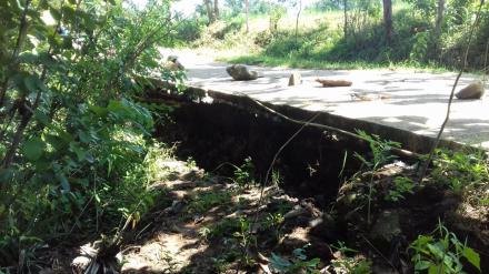 Jalan Ambles dan Longsor di Pedukuhan Saradan