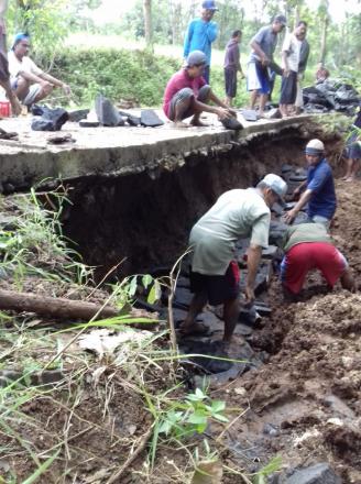 Warga Saradan Bergotong Royong Perbaiki Jalan Ambles