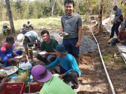 KKN Mercu Buana di Pedukuhan Saradan Mengikuti Kerja Bakti Pengecoran Jalan