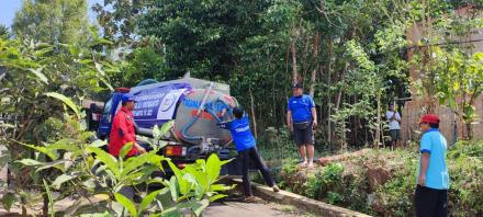 Warga Pancuran Menerima Bantuan Air Bersih dari PMI dan Tagana Kabupaten Bantul
