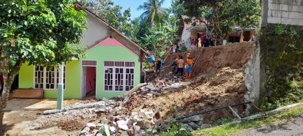 Talud Pekarangan Ambrol Yang Mengakibatkan Rumah Warga di Pedukuhan Ngenep Rusak Cukup Parah