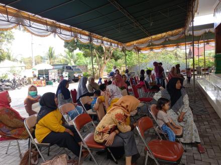 Imunisasi JE ( Japanese Encephalitis ) di Kalurahan Terong