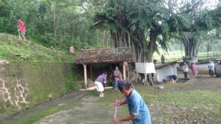 Jaga Warisan Leluhur, Warga Saradan Gelar Kerja Bakti di Sendang Surasetika