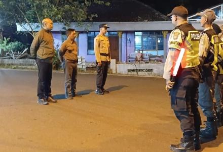 Sinergi Pemerintah Kalurahan Terong dan Linmas Amankan Malam Takbir Keliling di Perempatan Terong