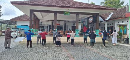 Pantau Kesehatan Warga, Belasan Peserta Ikuti Cek Kesehatan dan Senam Prolanis di Kalurahan Terong