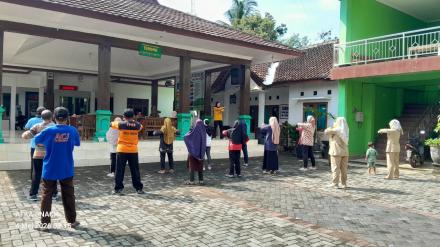 Giat Prolanis di Kelurahan Terong: Jaga Kebugaran Lansia Melalui Pemeriksaan Medis dan Senam Bersama
