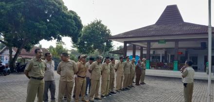 Pimpin Apel Pagi, Lurah Terong Ajak Pamong dan Bamuskal Jaga Ketertiban Jelang Pilur Oktober Mendata