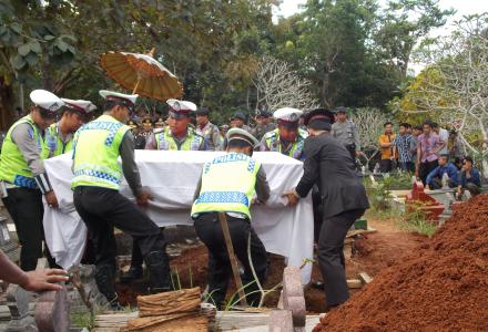 SEGENAP PAMONG DESA TERONG TURUT BERDUKA CITA ATAS MENINGGALNYA BRIPKA SYAMSUDI